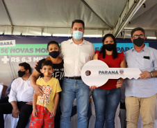 O governador Carlos Massa Ratinho Junior entregou nesta quinta-feira (02) as chaves de 56 novas moradias a famílias de Cambará, no Norte Pioneiro. O Residencial Santa Cecília recebeu R$ 5,3 milhões de investimento do Governo do Estado por meio do programa Casa Fácil Paraná, que oferece condições facilitadas de aquisição da casa própria à população. Foto: Ari Dias/AEN