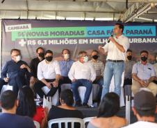 O governador Carlos Massa Ratinho Junior entregou nesta quinta-feira (02) as chaves de 56 novas moradias a famílias de Cambará, no Norte Pioneiro. O Residencial Santa Cecília recebeu R$ 5,3 milhões de investimento do Governo do Estado por meio do programa Casa Fácil Paraná, que oferece condições facilitadas de aquisição da casa própria à população. Foto: Ari Dias/AEN