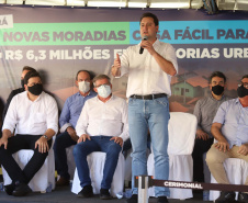 O governador Carlos Massa Ratinho Junior entregou nesta quinta-feira (02) as chaves de 56 novas moradias a famílias de Cambará, no Norte Pioneiro. O Residencial Santa Cecília recebeu R$ 5,3 milhões de investimento do Governo do Estado por meio do programa Casa Fácil Paraná, que oferece condições facilitadas de aquisição da casa própria à população. Foto: Ari Dias/AEN