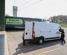 156.828 imunizantes da Pfizer/BioNTech  chegam  no Centro de Medicamentos do Paraná (Cemepar), em Curitiba, na tarde desta quarta-feira (8).  Foto: Geraldo Bubniak/AEN