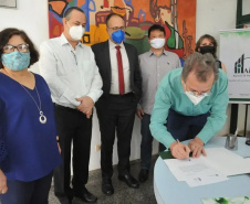A Universidade Estadual de Londrina (UEL) oficializou nesta sexta-feira (10) um contrato de licenciamento de tecnologia com a Indusbello Company, de Londrina, para produção e comercialização de três réguas específicas para auxiliar cirurgiões dentistas no trabalho de recuperação de dentes. Foto: UEL