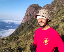 O Corpo de Bombeiros resgatou com vida um homem que estava perdido há seis dias, na região do Pico Paraná, neste domingo (12/09), após mais de 120 horas de operação. Foi mobilizada uma grande estrutura para busca e resgate da vítima por meio do Grupo de Operações de Socorro Tático (GOST).  -  Foto: BPMOA/GOST