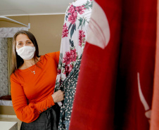 Josiane Duarte, proprietária de uma loja de roupas para o público evangélico, em Piraquara.
Foto Gilson Abreu/AEN