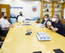 Sanepar e Embrapa vão utilizar abelhas sem ferrão para monitoramento ambiental - Diretor-presidente da Sanepar; Claudio Stabile; diretor de Meio Ambiente da Sanepar; Julio Gonchorosky; Chefe Geral da Embrapa Florestas; Erich Schaitza; e pesquisador da Embrapa Florestas Guilherme Schnell e Schühli; -; Curitiba; 13/09/2021; -; Foto:; Andre Thiago Chaves Aguiar/Sanepar