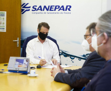 Sanepar e Embrapa vão utilizar abelhas sem ferrão para monitoramento ambiental - Diretor-presidente da Sanepar; Claudio Stabile; diretor de Meio Ambiente da Sanepar; Julio Gonchorosky; Chefe Geral da Embrapa Florestas; Erich Schaitza; e pesquisador da Embrapa Florestas Guilherme Schnell e Schühli; -; Curitiba; 13/09/2021; -; Foto:; Andre Thiago Chaves Aguiar/Sanepar