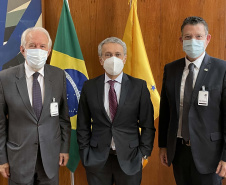 O vice-governador Darci Piana pleiteou, nesta quarta-feira (15), a participação do Paraná na comitiva brasileira que vai participar da Conferência das Nações Unidas sobre Mudanças Climáticas de 2021 (COP26). A solicitação foi realizada em reunião no Itamaraty, em Brasília, com o secretário de Assuntos de Soberania Nacional e Cidadania do Ministério de Relações Exteriores, Paulino Franco de Carvalho Neto.Foto: Camila Tonett