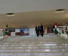 O vice-governador também se encontrou com o embaixador da Índia, Suresh Reddy, para estreitar parcerias comerciais do país com o Paraná. Na reunião, Piana apresentou o panorama paranaense econômico atual, com alta na geração de empregos e crescimento nos setores de indústria e comércio.Foto: Camila Tonett