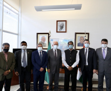 O vice-governador também se encontrou com o embaixador da Índia, Suresh Reddy, para estreitar parcerias comerciais do país com o Paraná. Na reunião, Piana apresentou o panorama paranaense econômico atual, com alta na geração de empregos e crescimento nos setores de indústria e comércio.Foto: Camila Tonett