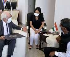 O vice-governador também se encontrou com o embaixador da Índia, Suresh Reddy, para estreitar parcerias comerciais do país com o Paraná. Na reunião, Piana apresentou o panorama paranaense econômico atual, com alta na geração de empregos e crescimento nos setores de indústria e comércio.Foto: Camila Tonett