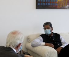 O vice-governador também se encontrou com o embaixador da Índia, Suresh Reddy, para estreitar parcerias comerciais do país com o Paraná. Na reunião, Piana apresentou o panorama paranaense econômico atual, com alta na geração de empregos e crescimento nos setores de indústria e comércio.Foto: Camila Tonett