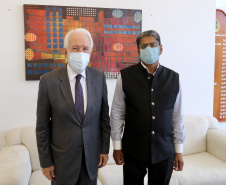 O vice-governador também se encontrou com o embaixador da Índia, Suresh Reddy, para estreitar parcerias comerciais do país com o Paraná. Na reunião, Piana apresentou o panorama paranaense econômico atual, com alta na geração de empregos e crescimento nos setores de indústria e comércio.Foto: Camila Tonett