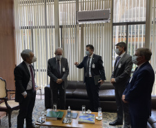 O vice-governador Darci Piana pleiteou, nesta quarta-feira (15), a participação do Paraná na comitiva brasileira que vai participar da Conferência das Nações Unidas sobre Mudanças Climáticas de 2021 (COP26). A solicitação foi realizada em reunião no Itamaraty, em Brasília, com o secretário de Assuntos de Soberania Nacional e Cidadania do Ministério de Relações Exteriores, Paulino Franco de Carvalho Neto.Foto: Camila Tonett