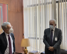 O vice-governador Darci Piana pleiteou, nesta quarta-feira (15), a participação do Paraná na comitiva brasileira que vai participar da Conferência das Nações Unidas sobre Mudanças Climáticas de 2021 (COP26). A solicitação foi realizada em reunião no Itamaraty, em Brasília, com o secretário de Assuntos de Soberania Nacional e Cidadania do Ministério de Relações Exteriores, Paulino Franco de Carvalho Neto.Foto: Camila Tonett