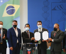 Governador Carlos Massa Ratinho Junior, assina decreto que autoriza o início da terceira e última fase do processo de transferência de gestão, com o repasse da custódia dos últimos detentos das carceragens da Polícia Civil para a gestão plena do Departamento Penitenciário do Paraná (Depen). Foto: Jonathan Campos/AEN