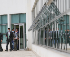 Governador Carlos Massa Ratinho Junior, assina decreto que autoriza o início da terceira e última fase do processo de transferência de gestão, com o repasse da custódia dos últimos detentos das carceragens da Polícia Civil para a gestão plena do Departamento Penitenciário do Paraná (Depen). Foto: Jonathan Campos/AEN