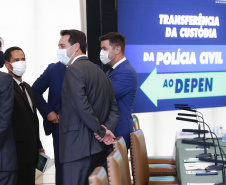 Governador Carlos Massa Ratinho Junior, assina decreto que autoriza o início da terceira e última fase do processo de transferência de gestão, com o repasse da custódia dos últimos detentos das carceragens da Polícia Civil para a gestão plena do Departamento Penitenciário do Paraná (Depen). Foto: Jonathan Campos/AEN