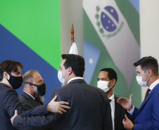 Governador Carlos Massa Ratinho Junior, assina decreto que autoriza o início da terceira e última fase do processo de transferência de gestão, com o repasse da custódia dos últimos detentos das carceragens da Polícia Civil para a gestão plena do Departamento Penitenciário do Paraná (Depen). Foto: Jonathan Campos/AEN
