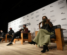 Foi no auditório do Museu Oscar Niemeyer que os irmãos Gustavo Pandolfo e Otávio Pandolfo, OSGEMEOS, receberam a imprensa para uma entrevista coletiva nesta quinta-feira (16). Acompanhados da diretora-presidente do MON, Juliana Vosnika e do curador  Pinacoteca de São Paulo, Jochen Voltz eles falaram sobre a carreira e a organização da exposição que entra em cartaz neste sábado (18). Foto: Kraw Penas/SECC