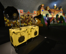 Foi no auditório do Museu Oscar Niemeyer que os irmãos Gustavo Pandolfo e Otávio Pandolfo, OSGEMEOS, receberam a imprensa para uma entrevista coletiva nesta quinta-feira (16). Acompanhados da diretora-presidente do MON, Juliana Vosnika e do curador  Pinacoteca de São Paulo, Jochen Voltz eles falaram sobre a carreira e a organização da exposição que entra em cartaz neste sábado (18). Foto: Kraw Penas/SECC