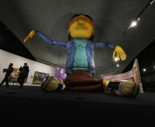 Foi no auditório do Museu Oscar Niemeyer que os irmãos Gustavo Pandolfo e Otávio Pandolfo, OSGEMEOS, receberam a imprensa para uma entrevista coletiva nesta quinta-feira (16). Acompanhados da diretora-presidente do MON, Juliana Vosnika e do curador  Pinacoteca de São Paulo, Jochen Voltz eles falaram sobre a carreira e a organização da exposição que entra em cartaz neste sábado (18). Foto: Kraw Penas/SECC