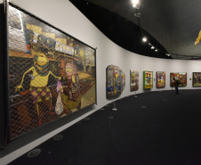 Foi no auditório do Museu Oscar Niemeyer que os irmãos Gustavo Pandolfo e Otávio Pandolfo, OSGEMEOS, receberam a imprensa para uma entrevista coletiva nesta quinta-feira (16). Acompanhados da diretora-presidente do MON, Juliana Vosnika e do curador  Pinacoteca de São Paulo, Jochen Voltz eles falaram sobre a carreira e a organização da exposição que entra em cartaz neste sábado (18). Foto: Kraw Penas/SECC