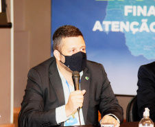 A política da atenção primária à saúde no contexto da pandemia da Covid-19 foi discutida com a Secretaria de Estado da Saúde e representantes do Ministério da Saúde nesta quinta-feira (16), durante a oficina Previne Brasil, com a presença do secretário de Atenção Primária à Saúde do órgão federal, Raphael Câmara Medeiros Parente.  -  Curitiba, 16/09/2021  -  Foto: Américo Antonio/SESA
