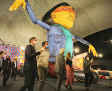 Governador Carlos Massa Ratinho Junior participa da abertura da exposição retrospectiva da carreira dos irmãos Gustavo e Otávio Pandolfo, OSGEMEOS , no Museu Oscar Niemeyer  -  Curitiba, 16/09/2021  -  Foto: José Fernando Ogura/AEN