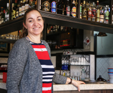 O crédito contratado pela empresária curitibana Maristela Canário para reformar um bar chegou em uma hora mais do que boa. Ela contratou os recursos da Fomento Paraná ainda em dezembro de 2019, sem imaginar os percalços que a pandemia traria, especialmente ao setor de bares e restaurantes. Foto: José Fernando Ogura/AEN