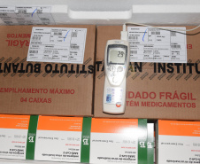 O Paraná recebeu no início da tarde deste sábado (18) mais 363.800 vacinas contra a Covid-19 da CoronaVac. A Secretaria de Estado da Saúde confirmou a chegada ao Estado de duas remessas, que desembarcaram no aeroporto Afonso Pena, em São José dos Pinhais, às 12h55, no voo LA 3443, e às 13h55, no voo AD 4830. -  Curitiba, 18/09/2021  -  Foto: Américo Antonio/SESA