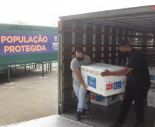O Paraná recebeu no início da tarde deste sábado (18) mais 363.800 vacinas contra a Covid-19 da CoronaVac. A Secretaria de Estado da Saúde confirmou a chegada ao Estado de duas remessas, que desembarcaram no aeroporto Afonso Pena, em São José dos Pinhais, às 12h55, no voo LA 3443, e às 13h55, no voo AD 4830. -  Curitiba, 18/09/2021  -  Foto: Américo Antonio/SESA