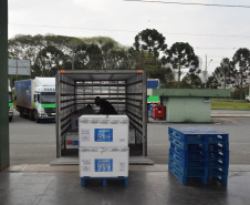 O Paraná recebeu no início da tarde deste sábado (18) mais 363.800 vacinas contra a Covid-19 da CoronaVac. A Secretaria de Estado da Saúde confirmou a chegada ao Estado de duas remessas, que desembarcaram no aeroporto Afonso Pena, em São José dos Pinhais, às 12h55, no voo LA 3443, e às 13h55, no voo AD 4830. -  Curitiba, 18/09/2021  -  Foto: Américo Antonio/SESA