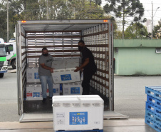O Paraná recebeu no início da tarde deste sábado (18) mais 363.800 vacinas contra a Covid-19 da CoronaVac. A Secretaria de Estado da Saúde confirmou a chegada ao Estado de duas remessas, que desembarcaram no aeroporto Afonso Pena, em São José dos Pinhais, às 12h55, no voo LA 3443, e às 13h55, no voo AD 4830. -  Curitiba, 18/09/2021  -  Foto: Américo Antonio/SESA