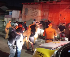A operação da Ação Integrada de Fiscalização Urbana (AIFU) abordou 17 pontos comerciais na Capital entre a noite de sábado (18/09) e a madrugada de domingo (19/09). O trabalho resultou em sete estabelecimentos comerciais fechados e R$ 595.550,00 mil em multas aplicadas pelos agentes municipais. As equipes da AIFU dispersaram 1.684 pessoas de aglomerações. -  Curitiba, 19/09/2021  -  Foto: SESP-PR