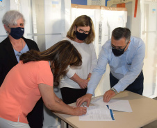 A Secretaria de Estado da Saúde (Sesa) recebeu 20 geladeiras e quatro câmaras frias, ou ultrafreezers, por meio do movimento Unidos pela Vacina. Os novos equipamentos auxiliarão no armazenamento de insumos como vacinas e medicamentos, nas 22 Regionais de Saúde. A entrega foi realizada nesta segunda-feira (20) na Coordenação de Material de Patrimônio (Comp).
Foto: Américo Antonio/SESA