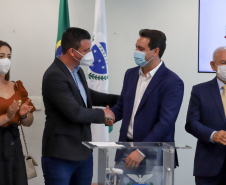 O governador Carlos Massa Ratinho Junior assina nesta terca-feira (21),  a  liberaçao de recursos para investimentos  ao lado do Prefeito de Pien, Maicon Grosskopf. - 21/09/2021 - Foto: Geraldo Bubniak/AEN