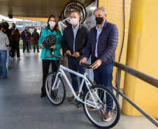 Para celebrar o Dia Mundial Sem Carro, comemorado todo início da primavera, em 22 de setembro, a Coordenação da Região Metropolitana de Curitiba (Comec) iniciou, em Colombo, uma ação para incentivar o uso de meios alternativos de transporte. Em parceria com a Viação Santo Ângelo, empresa operadora de ônibus, foi lançado nesta quarta-feira (22) o projeto Última Milha, que disponibiliza bicicletas para que os usuários do transporte coletivo utilizem até o seu destino final. Foto: Ari Dias/AEN