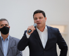 O governador Carlos Massa Ratinho Junior entrega nesta quarta-feira (22), novas viaturas para a Polícia Rodoviária Federal (PRF)  na sede da Superintendência no Paraná. Na foto, secretário de Estado da Infraestrutura e Logística, Sandro Alex  - 22/09/2021 - Foto: Geraldo Bubniak/AEN