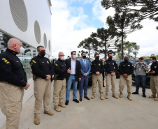 O governador Carlos Massa Ratinho Junior entrega nesta quarta-feira (22), novas viaturas para a Polícia Rodoviária Federal (PRF)  na sede da Superintendência no Paraná. - 22/09/2021 - Foto: Geraldo Bubniak/AEN