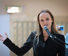 O governador Carlos Massa Ratinho Junior entrega nesta quarta-feira (22), novas viaturas para a Polícia Rodoviária Federal (PRF)  na sede da Superintendência no Paraná. Na foto, Diretora-presidente da CCR RodoNorte, Thais Caroline Borges  - 22/09/2021 - Foto: Geraldo Bubniak/AEN