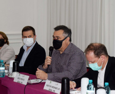 A vacinação contra a Covid-19 em adolescentes de 12 a 17 anos, com comorbidades no Paraná, foi pactuada na Comissão Intergestores Bipartite (CIB) nesta quarta-feira (22). O assunto já havia sido discutido pela Secretaria de Estado da Saúde (Sesa) e Conselho de Secretarias Municipais do Paraná (Cosems/PR) nesta terça-feira (21) e agora será oficializado em deliberação da CIB para cumprimento nos 399 municípios. Foto: Américo Antonio/SESA
