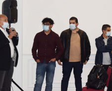 A vacinação contra a Covid-19 em adolescentes de 12 a 17 anos, com comorbidades no Paraná, foi pactuada na Comissão Intergestores Bipartite (CIB) nesta quarta-feira (22). O assunto já havia sido discutido pela Secretaria de Estado da Saúde (Sesa) e Conselho de Secretarias Municipais do Paraná (Cosems/PR) nesta terça-feira (21) e agora será oficializado em deliberação da CIB para cumprimento nos 399 municípios. Foto: Américo Antonio/SESA
