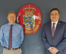 A inovação do Paraná no combate à corrupção chamou a atenção do embaixador da Dinamarca, Nicolai Prytz, que levantou a possibilidade de parcerias nessa área. Ele recebeu o controlador-geral do Estado, Raul Siqueira, na manhã desta quarta-feira (22), na embaixada em Brasília.  -  Curitiba, 22/09/2021  -  Foto: CGE