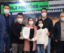 O governador Carlos Massa Ratinho Junior entrega nesta quinta-feira (23), em Mandirituba, na Região Metropolitana de Curitiba, 82 títulos de regularização fundiária para moradores dos bairros São João e Vila Queimados. E tambem  libera R$ 1,3 milhão para pavimentação de vias.   23/09/2021 - Foto: Geraldo Bubniak/AEN