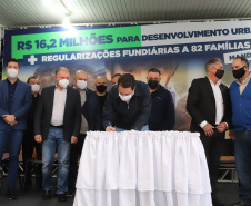 O governador Carlos Massa Ratinho Junior entrega nesta quinta-feira (23), em Mandirituba, na Região Metropolitana de Curitiba, 82 títulos de regularização fundiária para moradores dos bairros São João e Vila Queimados. E tambem  libera R$ 1,3 milhão para pavimentação de vias.   23/09/2021 - Foto: Geraldo Bubniak/AEN