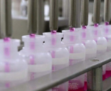 O Tecpar é o único laboratório público brasileiro a produzir a vacina antirrábica veterinária e até o final do ano irá fornecer 19 milhões de doses ao Ministério da Saúde, com o propósito de realizar campanhas de vacinação de cães e gatos em todo o país. Foto: Tecpar