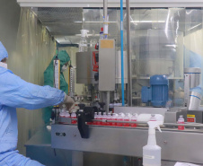 O Tecpar é o único laboratório público brasileiro a produzir a vacina antirrábica veterinária e até o final do ano irá fornecer 19 milhões de doses ao Ministério da Saúde, com o propósito de realizar campanhas de vacinação de cães e gatos em todo o país. Foto: Tecpar