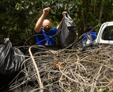 Em Morretes, cerca de 250 quilos de resíduos foram retirados das margens do rio. Evento marcou o início da semana do Voluntariado e  teve a participação da primeira-dama Luciana Saito Massa e do presidente da Sanepar, Claudio Stabile  -  Curitiba, 27/09/2021  -  Foto: André Thiago/Sanepar