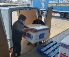 Paraná recebe novo lote de vacinas contra a Covid-19 e distribui 195,3 mil imunizantes Foto: CEMEPAR