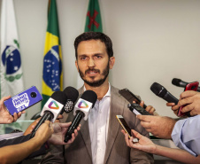 No final da tarde da última segunda-feira (27), o Secretário Nacional de Portos e Transportes Aquaviários, Diogo Piloni, esteve reunido com o diretor-presidente da Portos do Paraná, Luiz Fernando Garcia, e acompanhou o andamento das atividades. Da balsa instalada para a operação, eles observaram a continuidade das detonações nessa terceira porção do maciço. Foto: Claudio Neves/Portos do Paraná