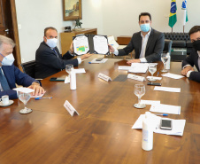 Governador Carlos Massa Ratinho Junior em reuniao com o presidente da cooperativa LAR.Foto: Ari Dias/ AEN.